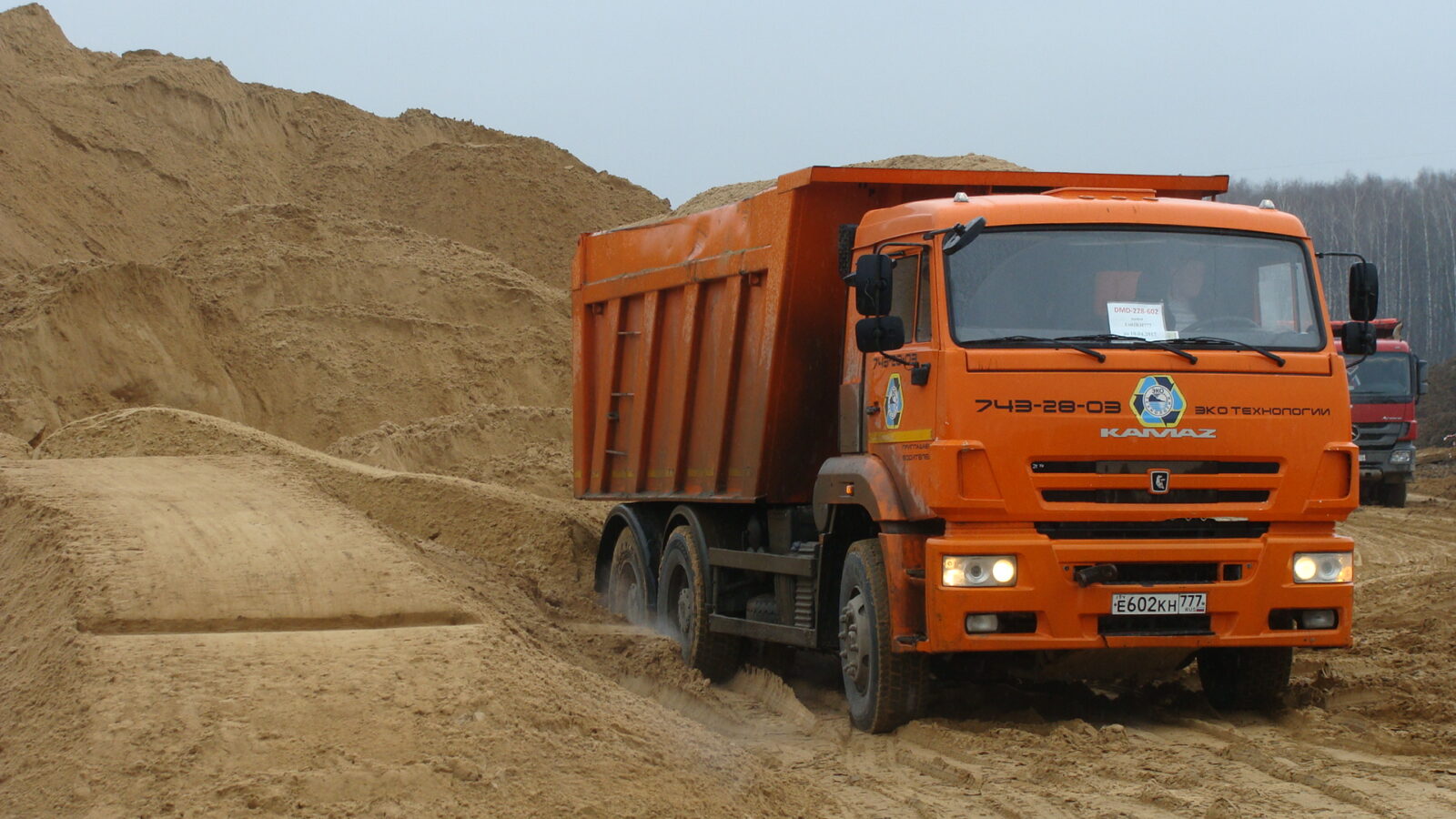 Песок строительный с доставкой в Тольятти по низкой цене
